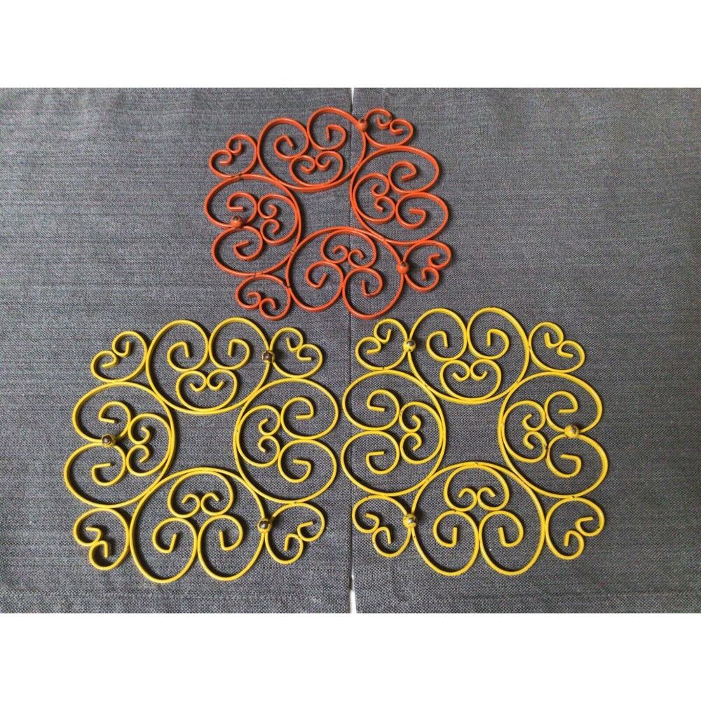Vintage Set of 3 Ornate Metal Orange Yellow Footed Trivet Round Hot Plate 522A - Picture 6 of 7